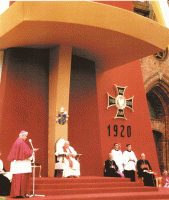 Św. Jan Paweł II przed praską katedrą, 13 czerwca 1999 r.