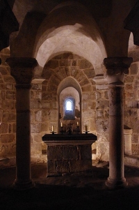 Krypta w kościele w Le Dorat z relikwiami świętych Izraela i Teobalda