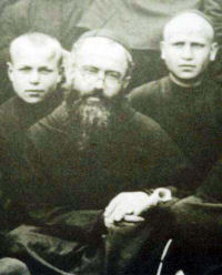 Święty Maksymilian Maria Kolbe i jego współbracia Święty Maksymilian Maria Kolbe i jego współbracia