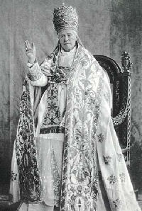 wity Pius X w wczesnym uroczystym stroju papieskim